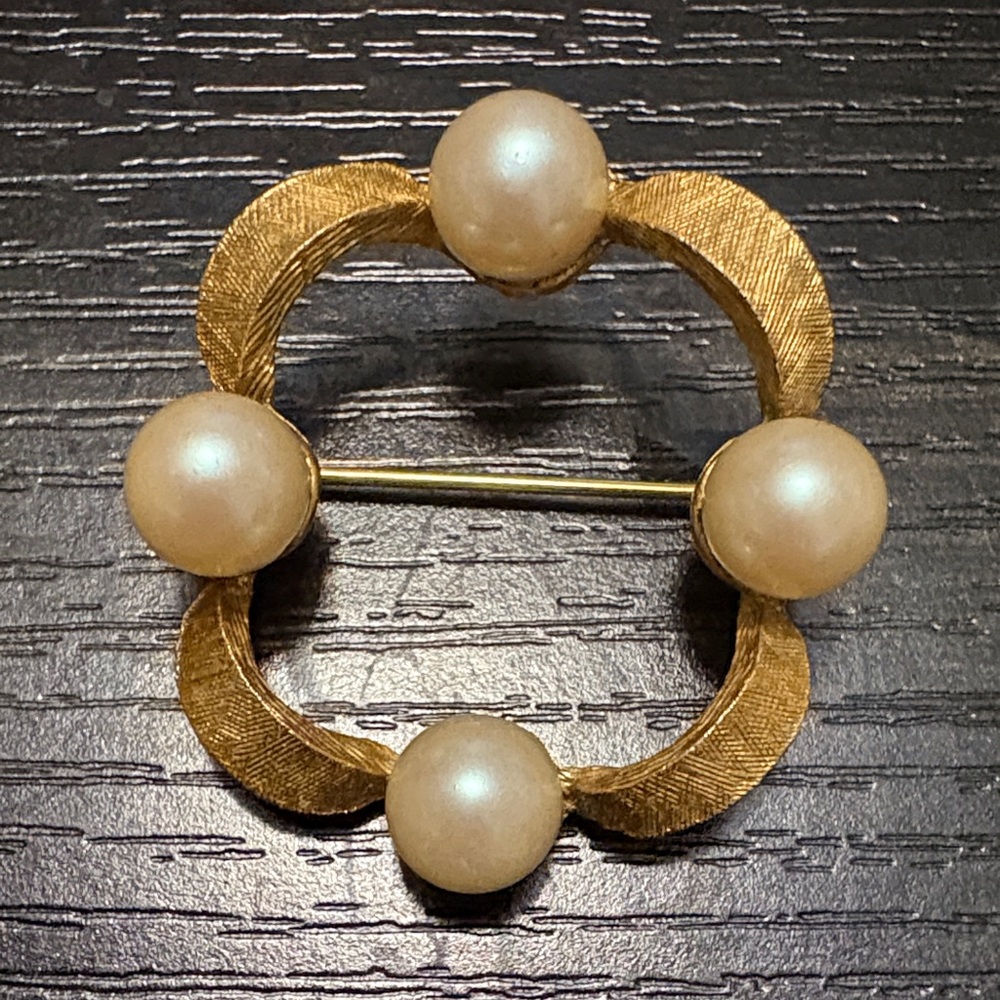 Gold-Tone Pearl Circle Brooch - Elegant Women's Accessory